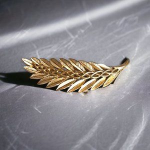 Vntage Crown Trifari Signed Brooch Leaf Feather Gold Tone Elegant